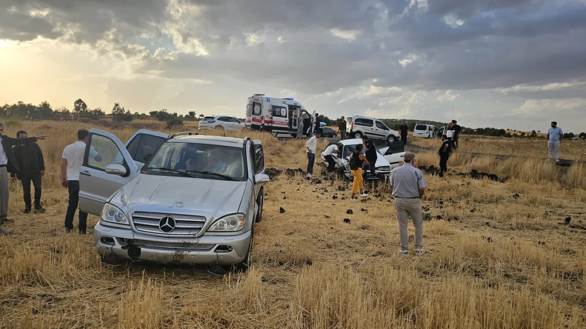 Mardin Midyat'ta iki otomobilin çarpıştığı kazada 4 kişi yaralandı