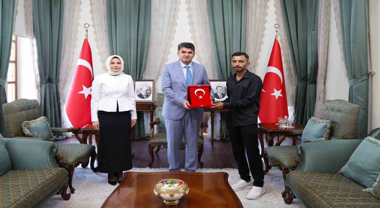 Vali Kalaylı, bayrağı düzeltmek için direğe tırmanan genci makamında ağırladı
