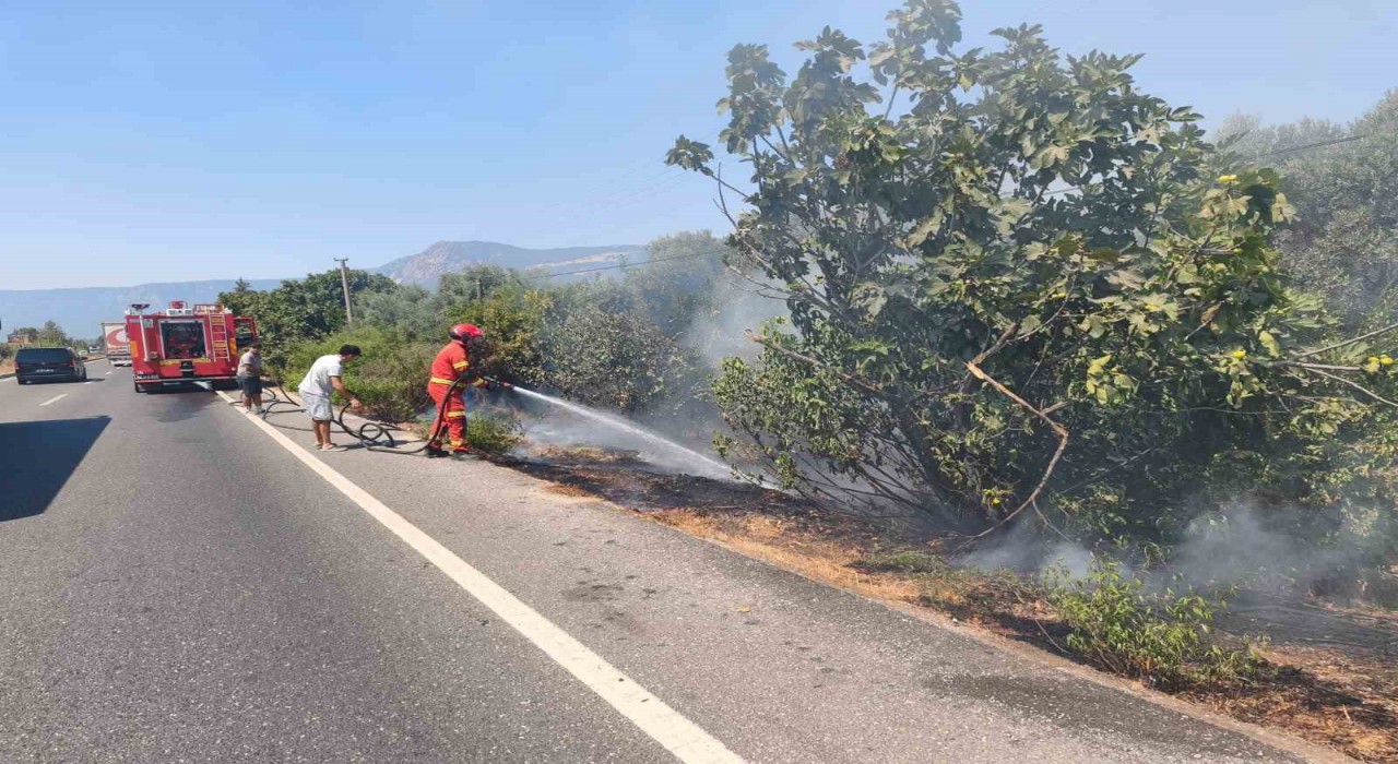 Muğla Ula'da yol kenarında çıkan kuru ot yangını söndürüldü