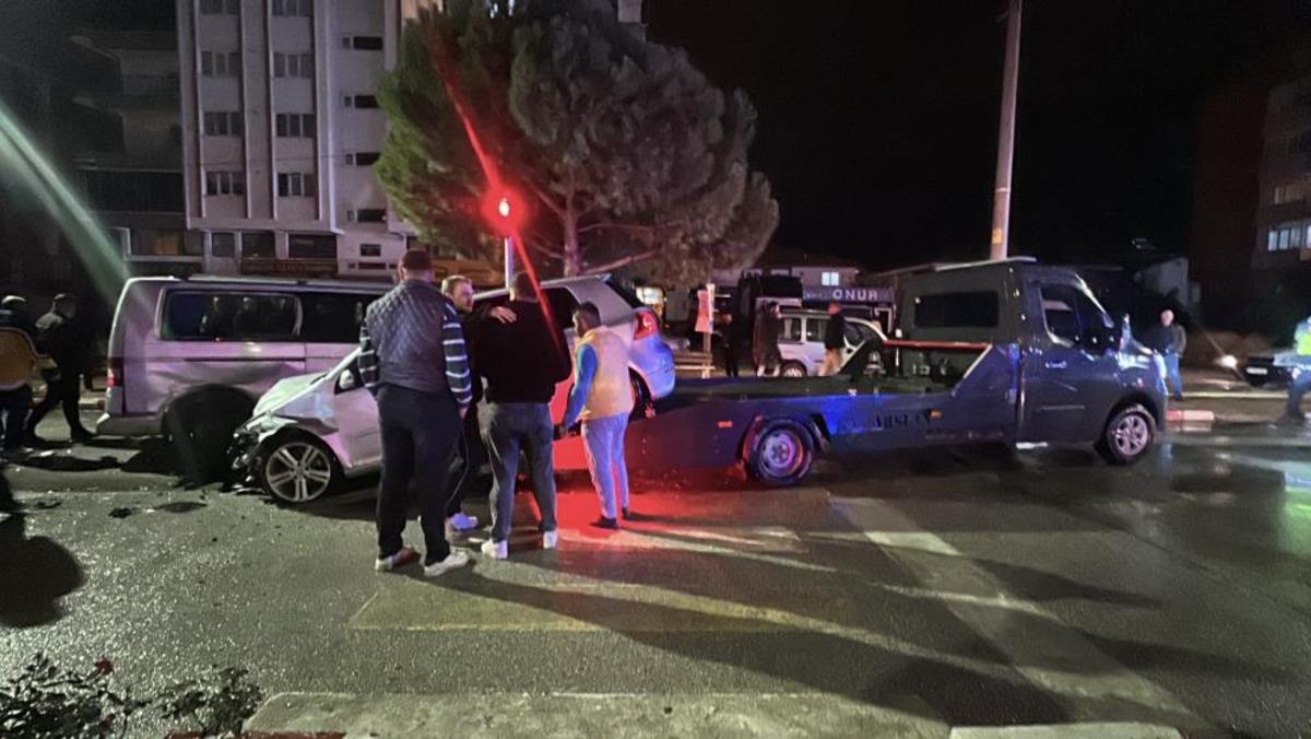 Burdur'da servis minibüsü ile otomobilin çarpışmasında 12 öğrenci hastaneye sevk edildi