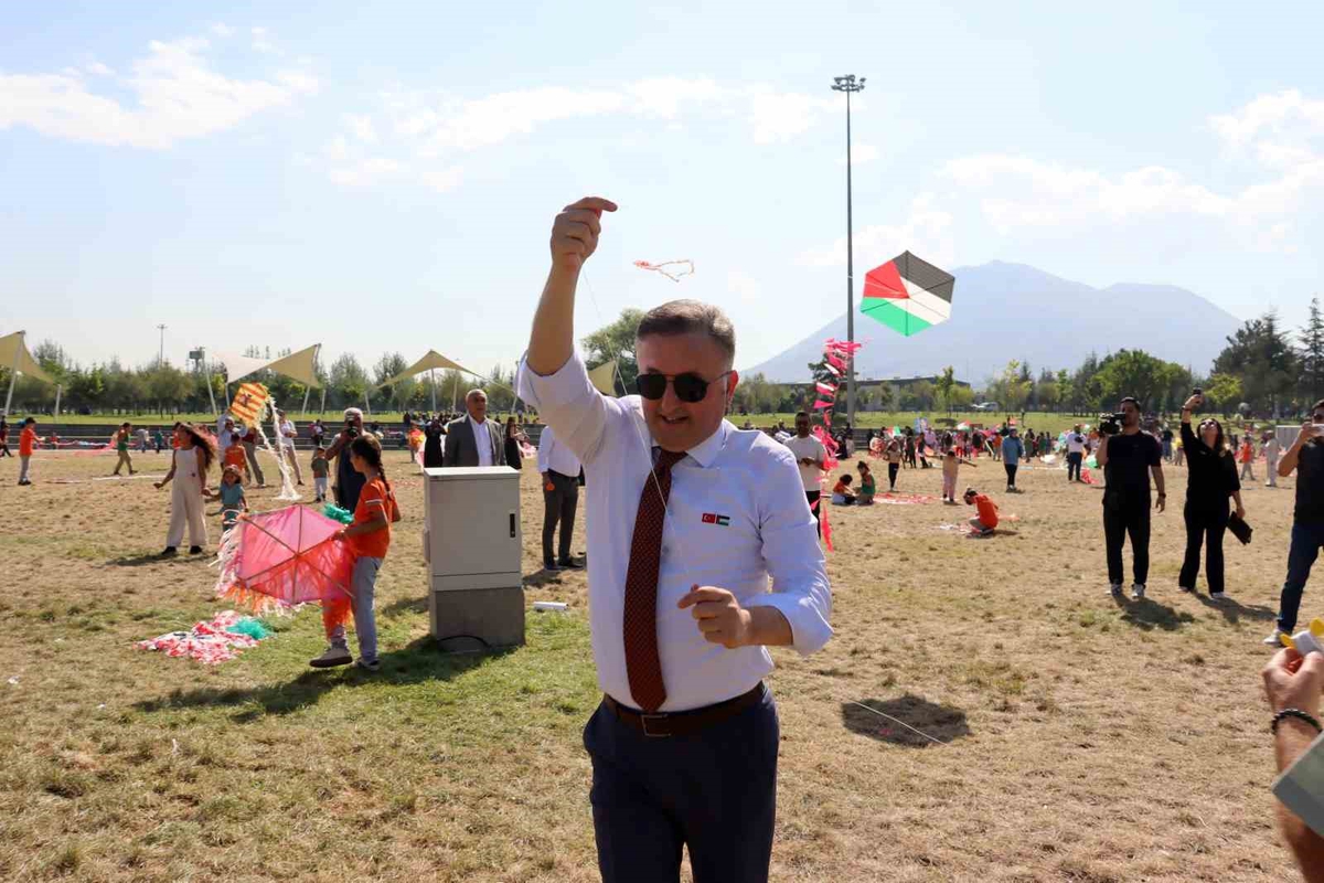 Kayseri'deki öğrenciler uçurtmalarla Gazze için barış mesajı verdi