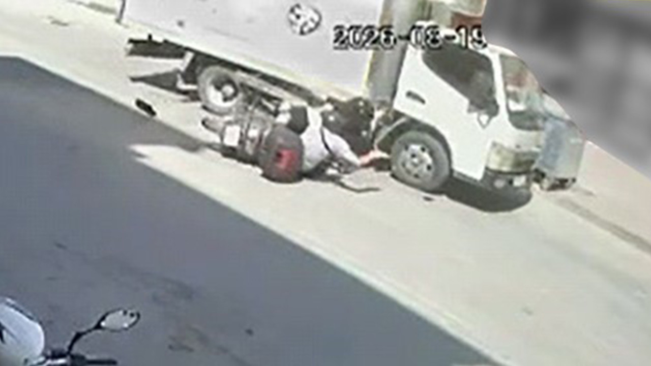 Bursa'da motosiklet ile kamyonetin çarpıştığı kazada iki kardeş yaralandı