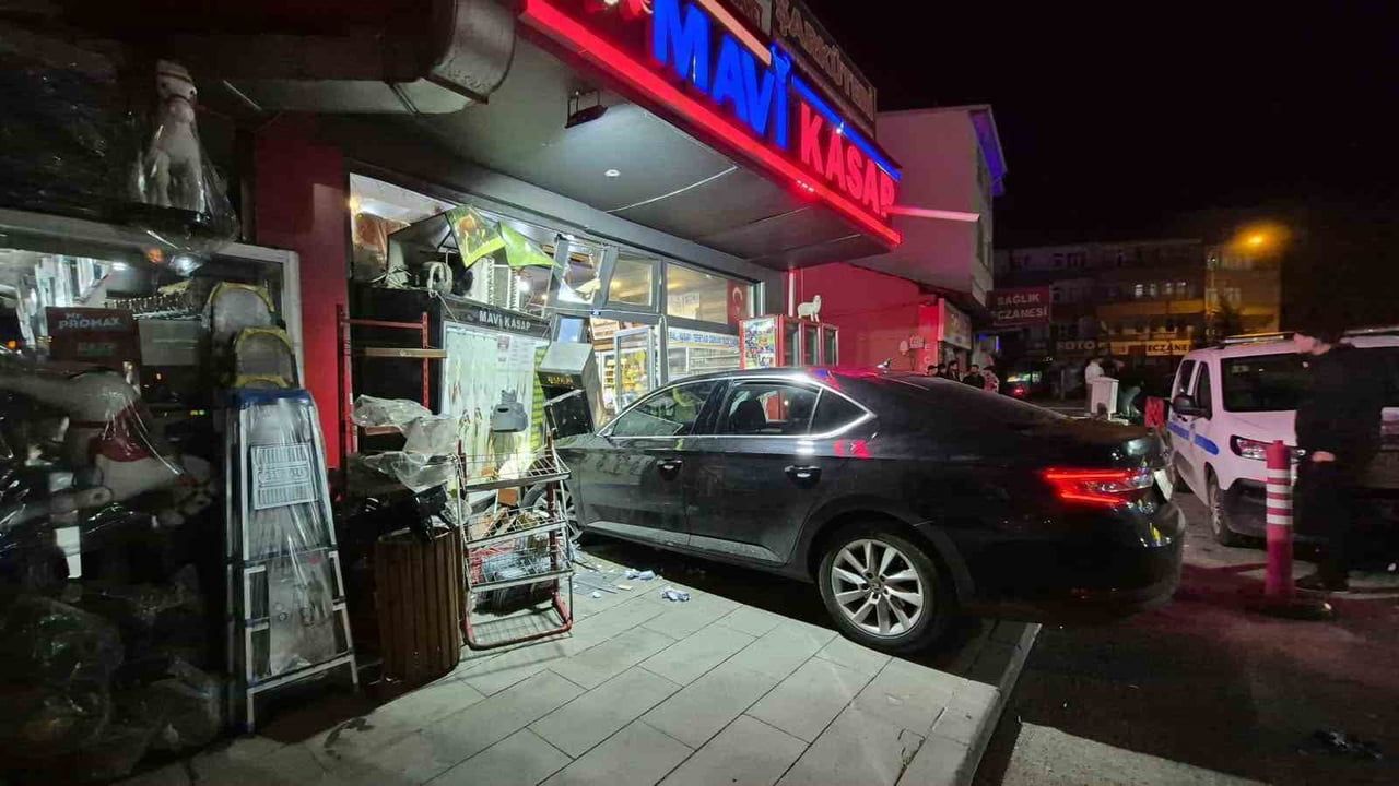 Sarıkamış'ta otomobilin iş yerine girmesi sonucu maddi hasar oluştu