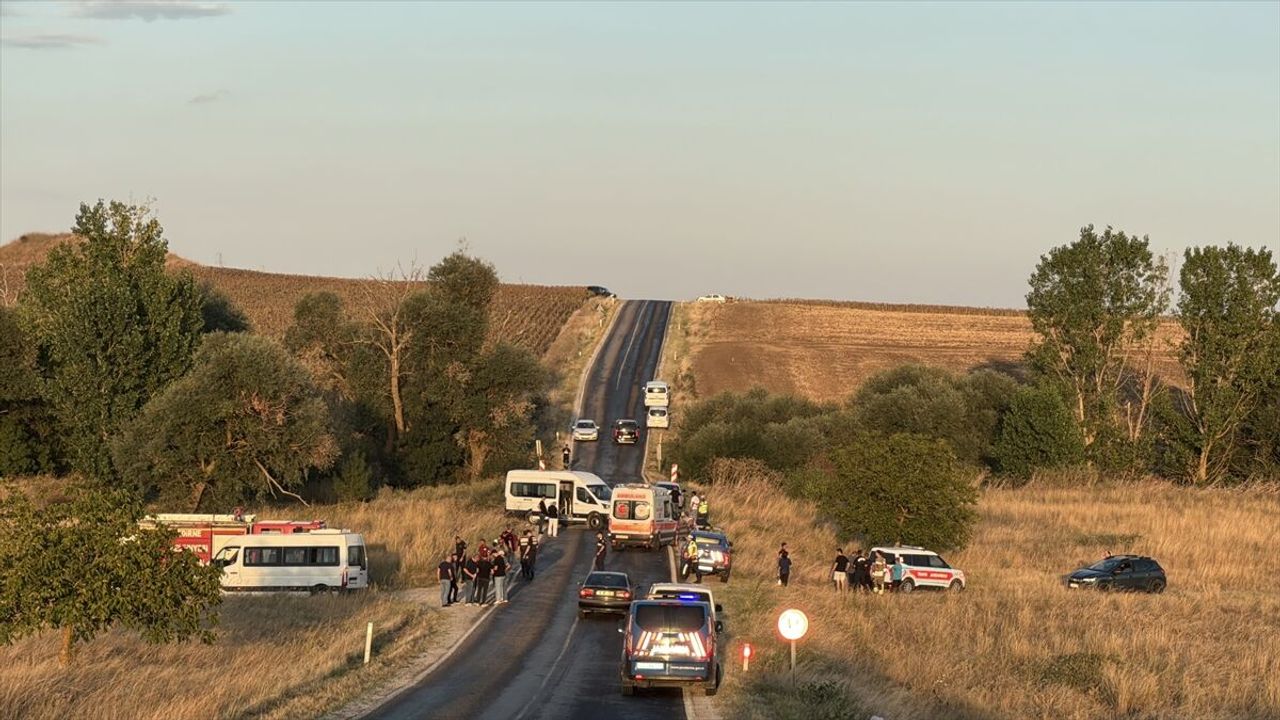 Edirne'de üç aracın karıştığı zincirleme kazada 6 kişi yaralandı