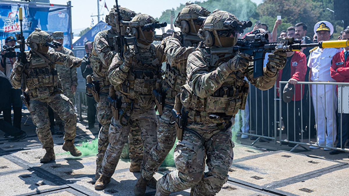 SAS ve SAT komandoları TEKNOFEST Mavi Vatan'da operasyon gösterisi yaptı