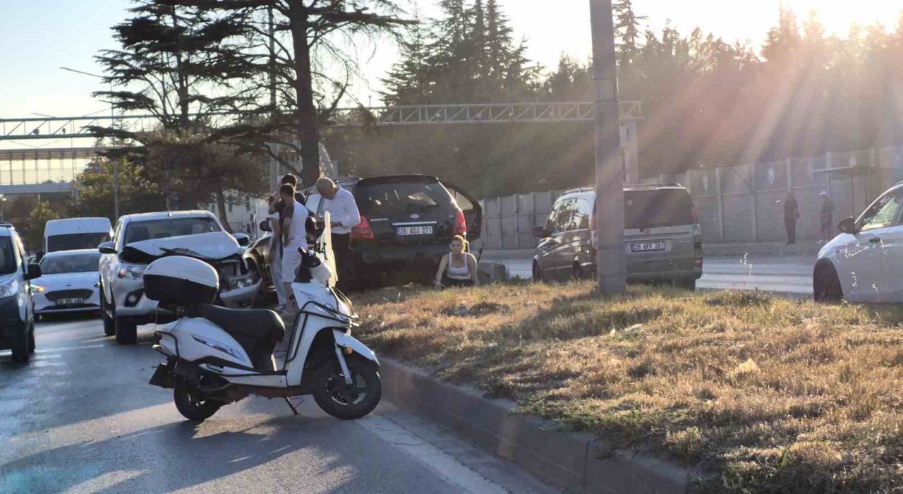Eskişehir'de iki aracın çarpışması sonucu trafik aksadı