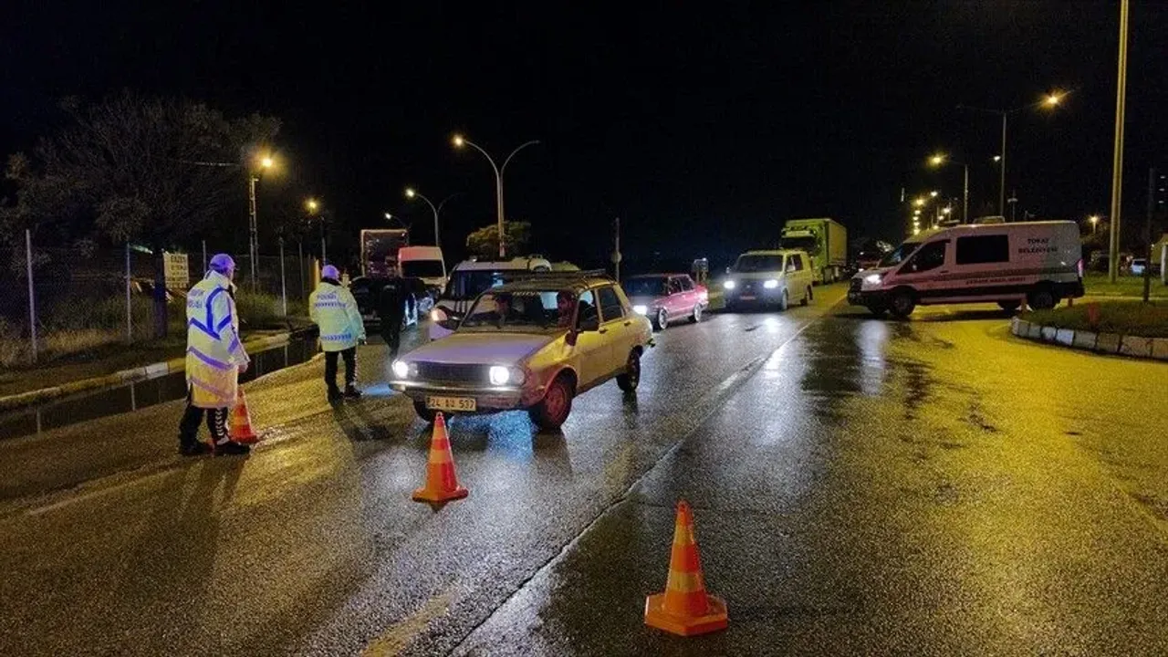 Erzincan-Erzurum kara yolu heyelan temizliği sonrası trafiğe açıldı