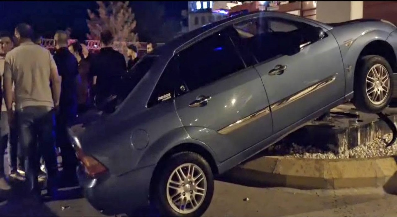 Kütahya'da orta refüje çıkan otomobilde sürücü yaralandı