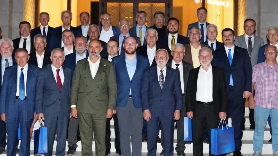 AK Parti yönetimi eski milletvekilleriyle istişare toplantısı düzenledi