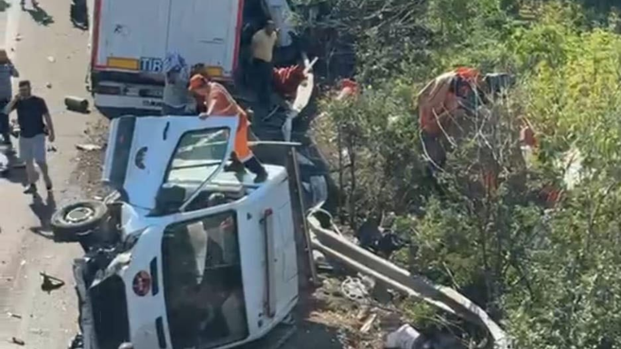 Anadolu Otoyolu'nda bakım aracına çarpan çekicide 3 kişi yaralandı