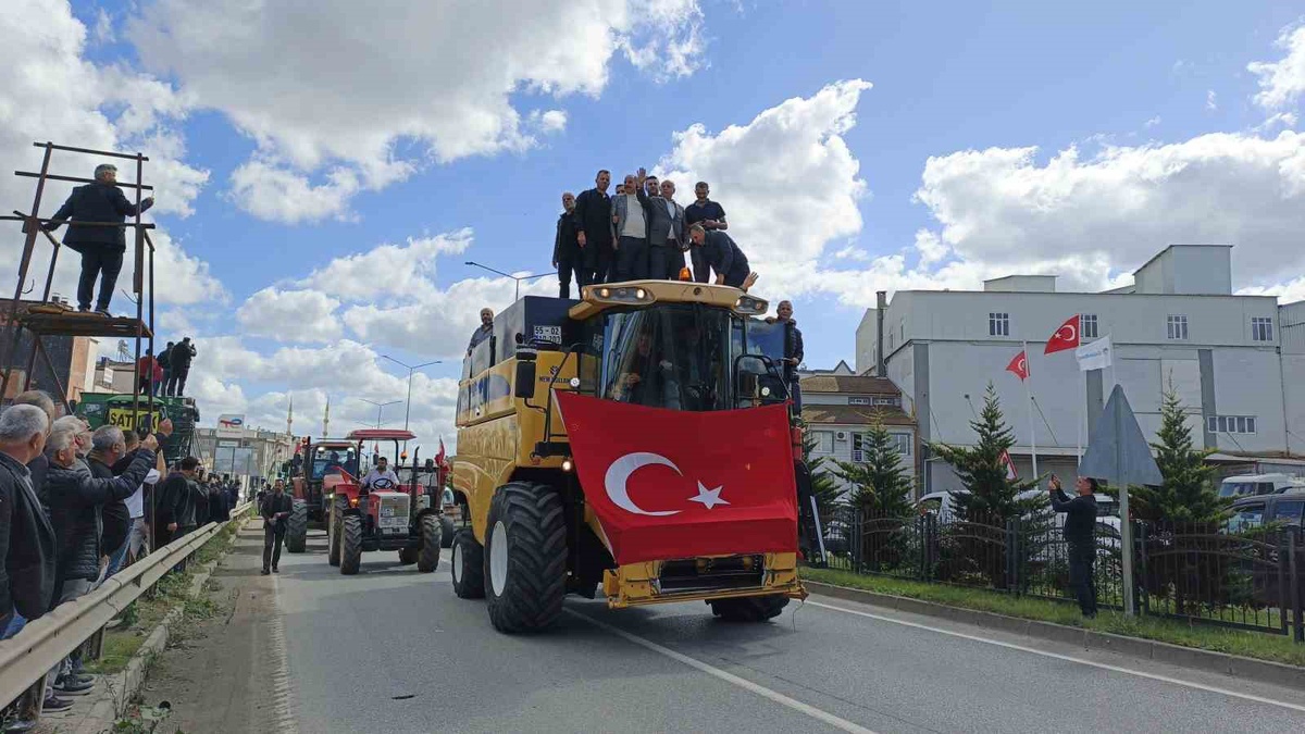Bafra'da çeltik üreticileri alım fiyatları için 600 traktörle konvoy yaptı