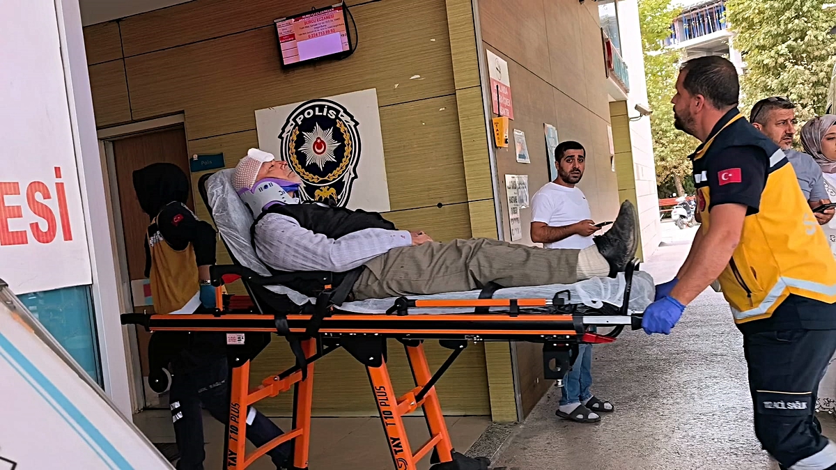 Bursa İnegöl'de otomobil şarampole uçtu: Yaşlı çift yaralandı