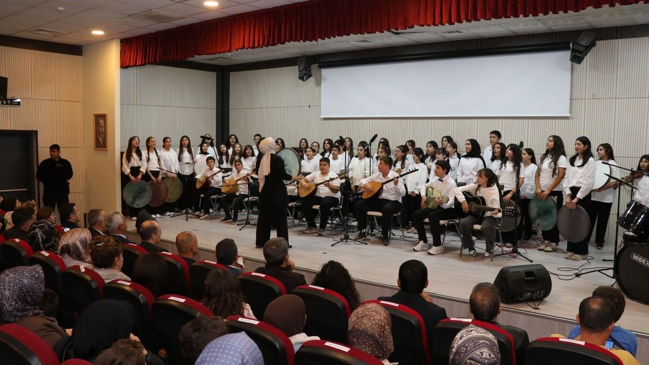 Oltu'da 130 öğrenci Cumhuriyet'in 103. yılı için halk müziği konseri verdi