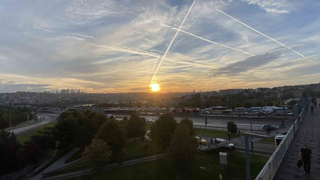 İstanbul'da sabah saatlerinde gün doğumu kızıllıkla görsel şölen sundu