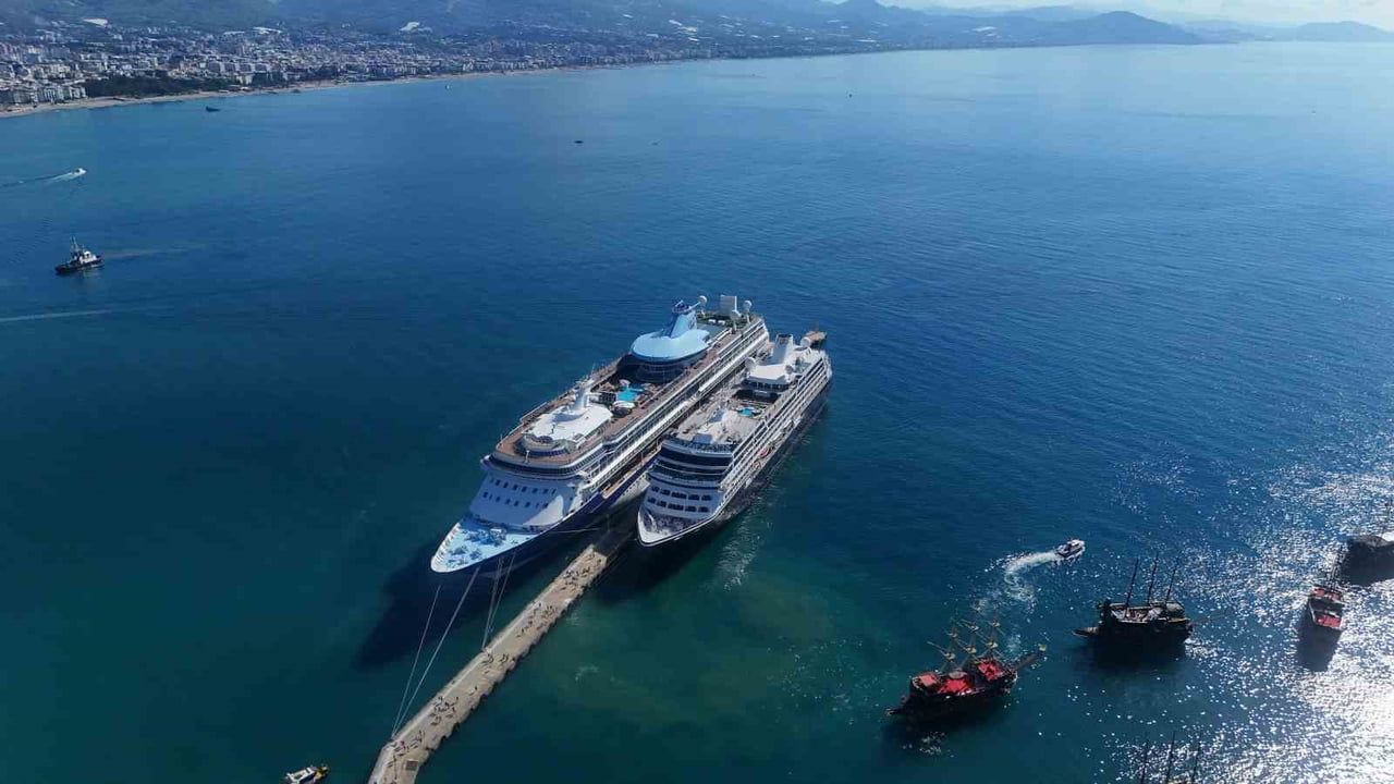 Alanya limanına iki kruvaziyer yanaştı: 2 bin 400 turist ilçeye geldi