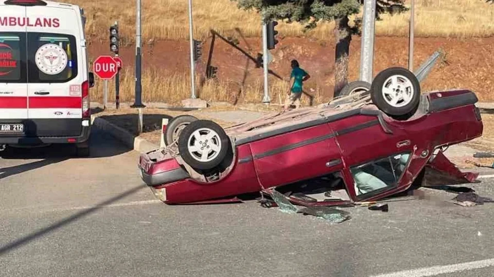 Elazığ'da iki otomobilin çarpışması sonucu 7 kişi yaralandı