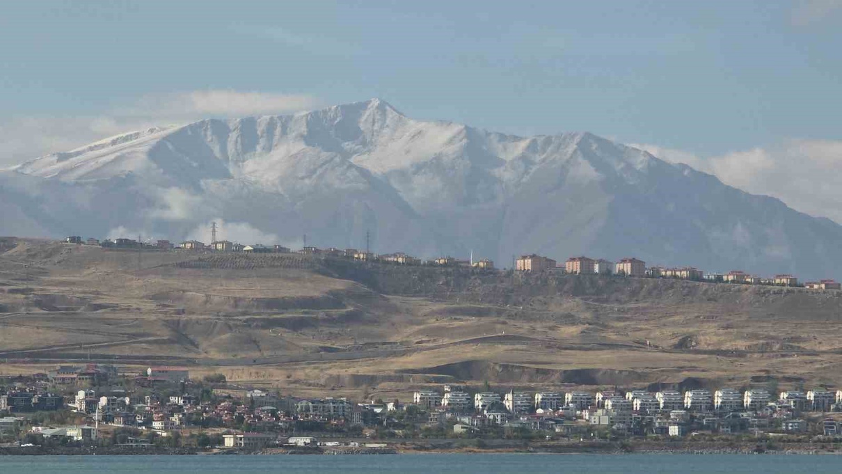 Doğu Anadolu'da yüksek kesimlere mevsimin ilk karı yağdı