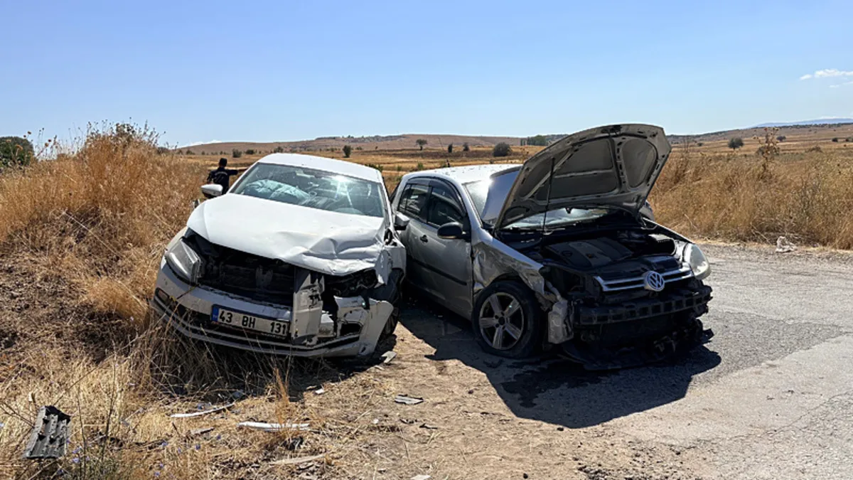 Kütahya'da iki otomobilin çarpıştığı kazada 3 kişi yaralandı