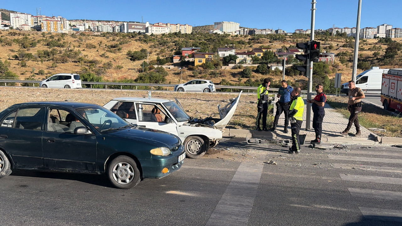 Yozgat'ta otomobil ile hafif ticari aracın çarpıştığı kazada 6 yaralı