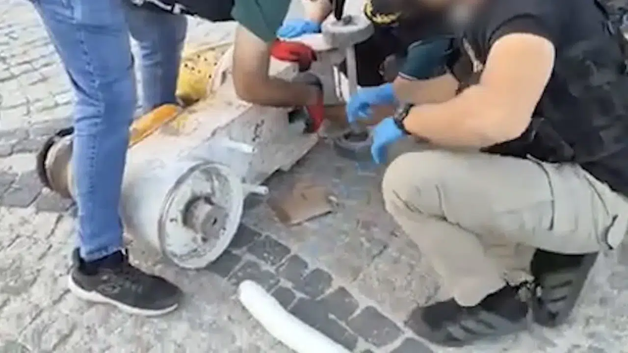 Elazığ'da iş makinesine gizlenen esrar maddesi yakalandı