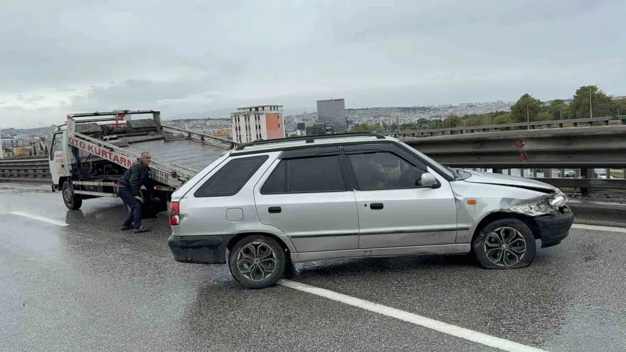 Samsun'da viyadük üzerinde iki otomobilin karıştığı kaza meydana geldi