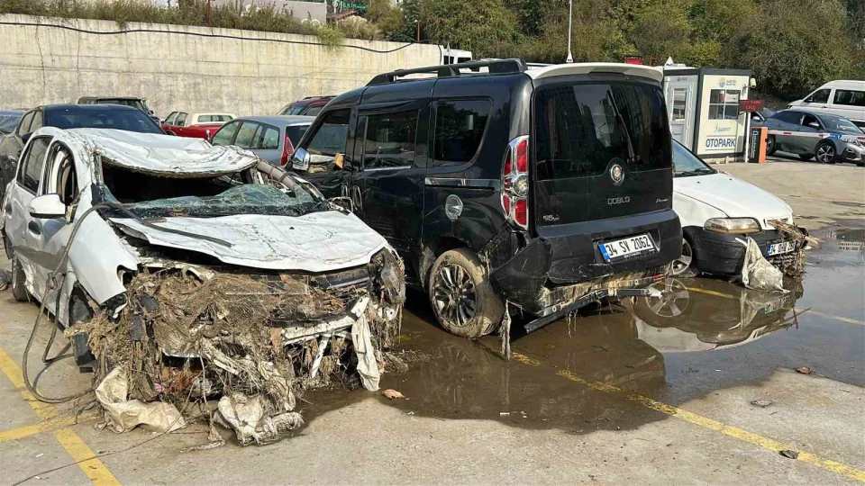 İstanbul'da selde hasar gören araçlar sanayi sitelerine taşınıyor