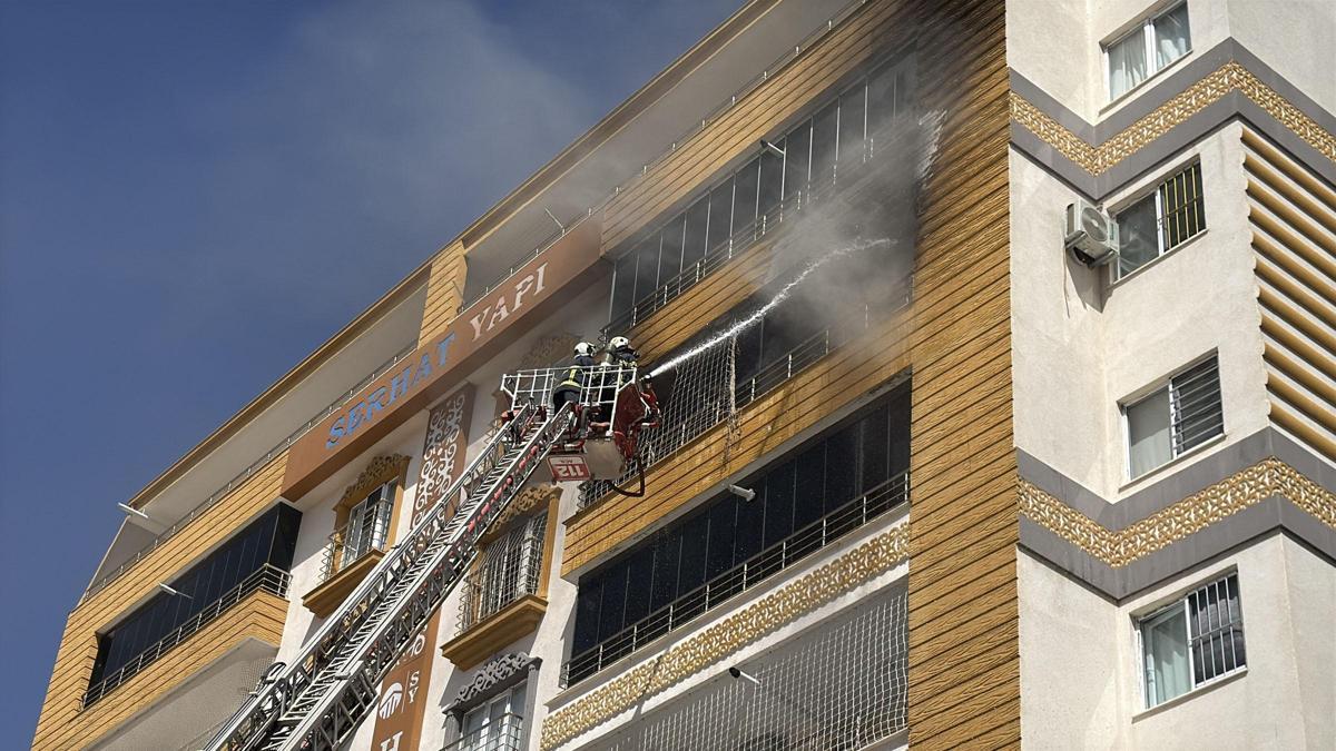 Midyat'ta 8 katlı apartmanın 6. katında çıkan yangın söndürüldü