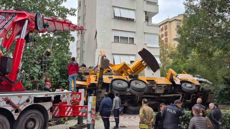 Kadıköy'de inşaat vincinin binaya çarpması sonucu maddi hasar oluştu
