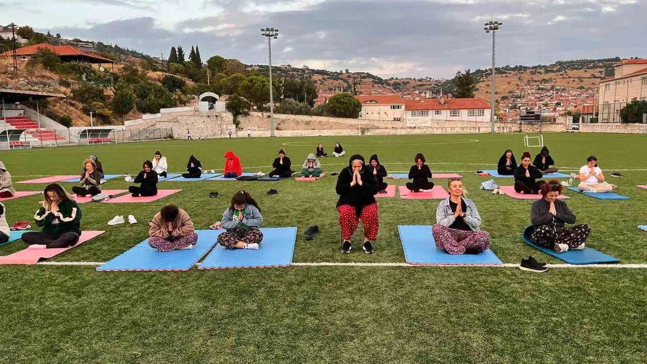 Güney'de Amatör Spor Haftası kapsamında kadınlar yoga yaptı