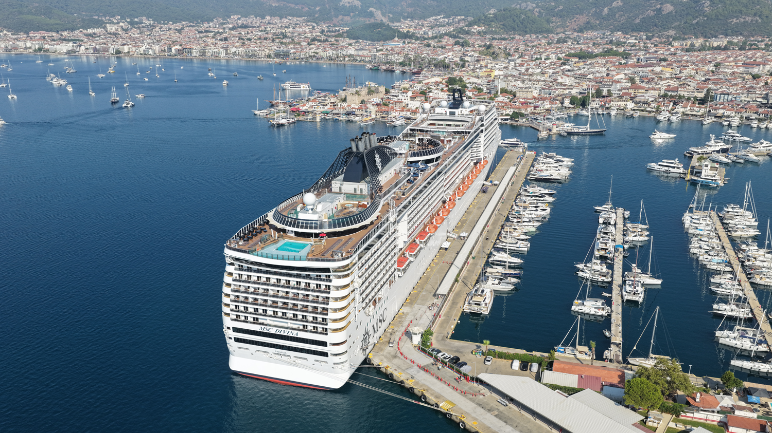 Panama bayraklı dev kruvaziyer MSC Divina Marmaris Limanı'na yanaştı