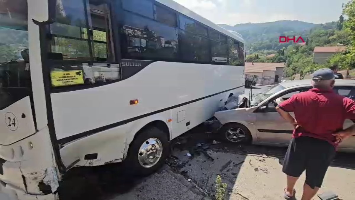 Zonguldak'ta otobüs ile otomobilin çarpıştığı kazada 7 kişi yaralandı