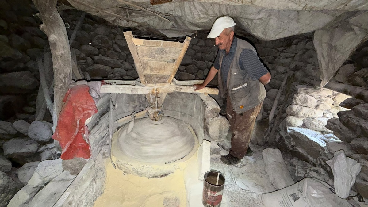 Hakkari'de 150 yıllık su değirmeni geleneksel yöntemlerle çalışmaya devam ediyor