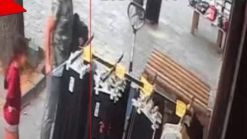 Arnavutköy'de bir şahıs yanında çocuğuyla girdiği mağazadan kıyafet çaldı