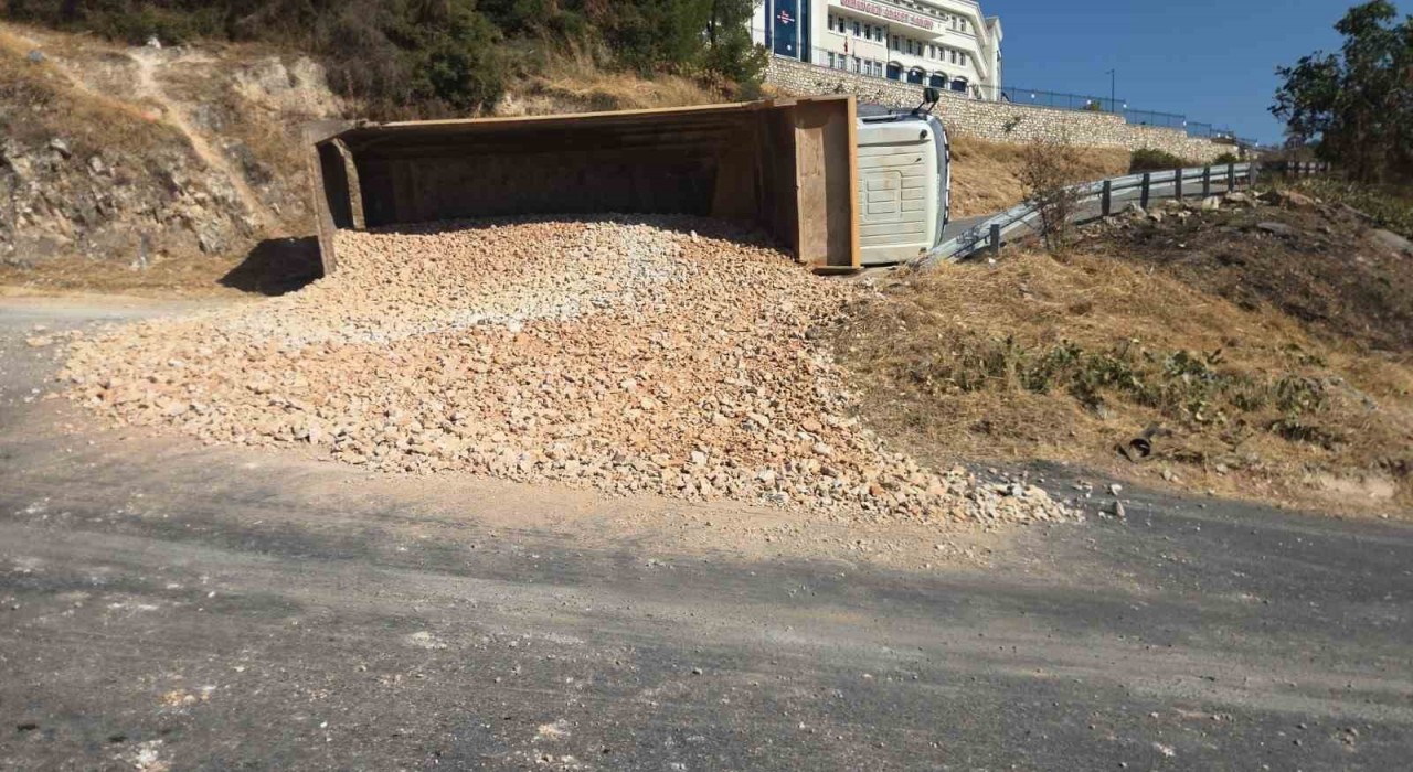 Bursa'da freni boşalan kamyon sürücüsünün manevrasıyla devrildi
