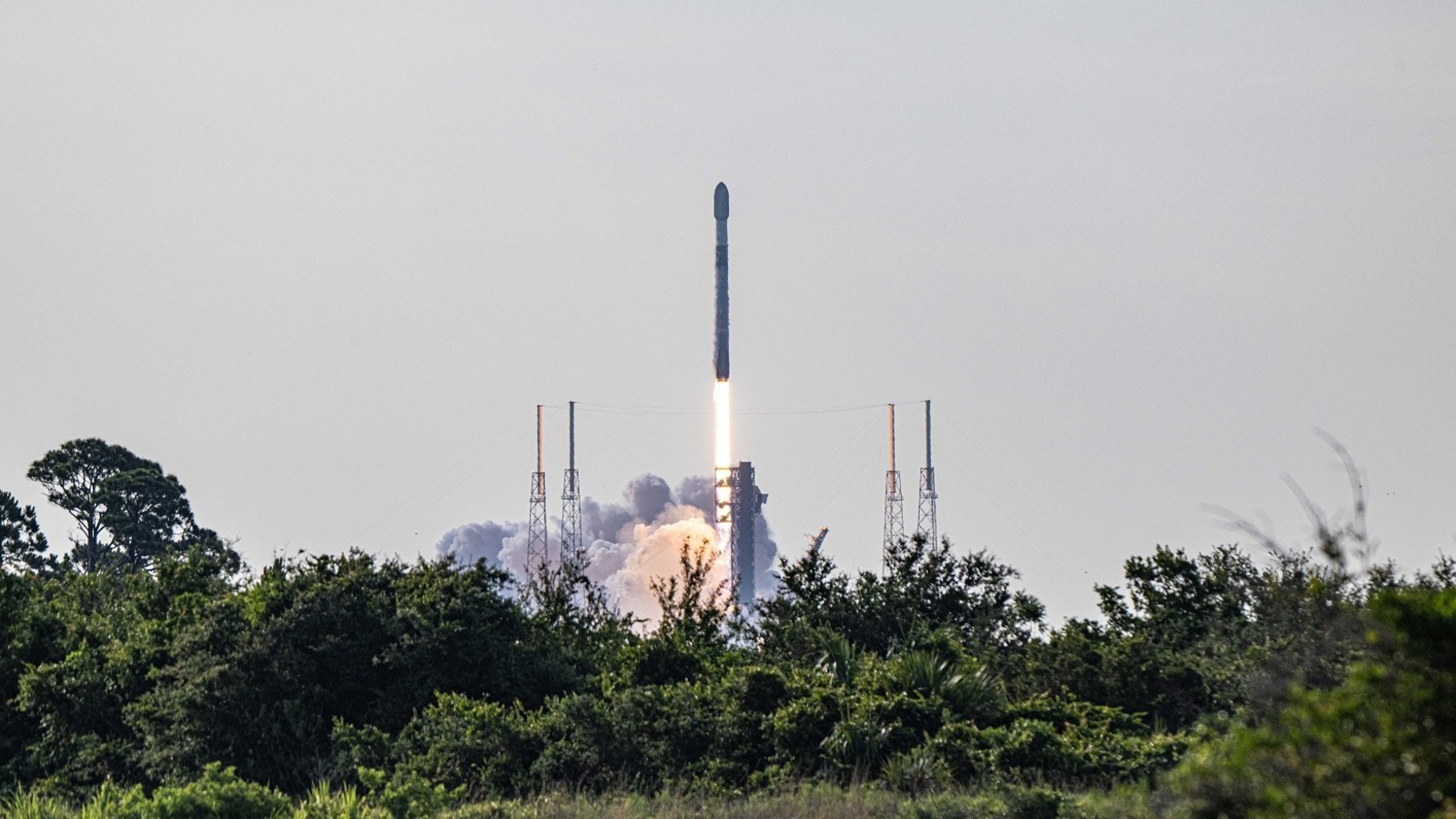 NASA, SpaceX roketinin Ay yüzeyinde oluşturduğu yeni krateri görüntüledi