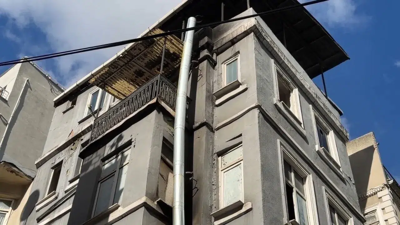 Beyoğlu'nda boş binanın ikinci katında çıkan yangın söndürüldü