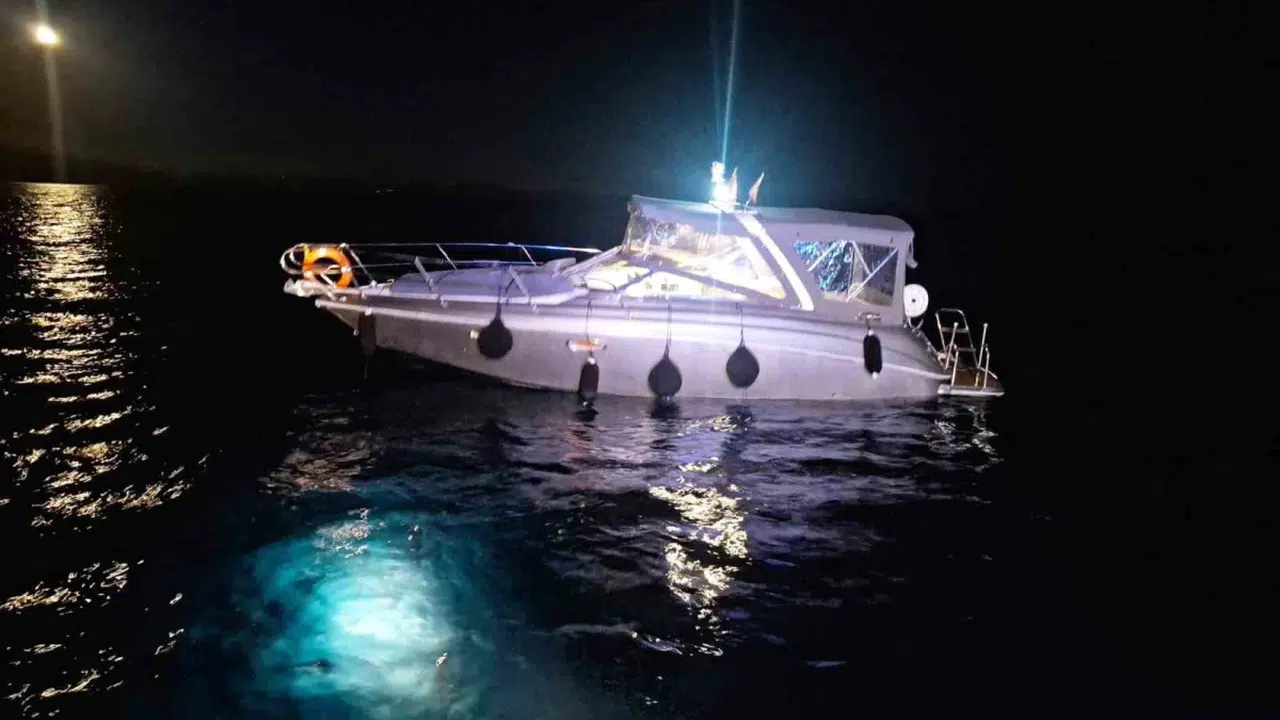 Marmaris'te kayalıklara çarpan teknedeki iki kişi kurtarıldı