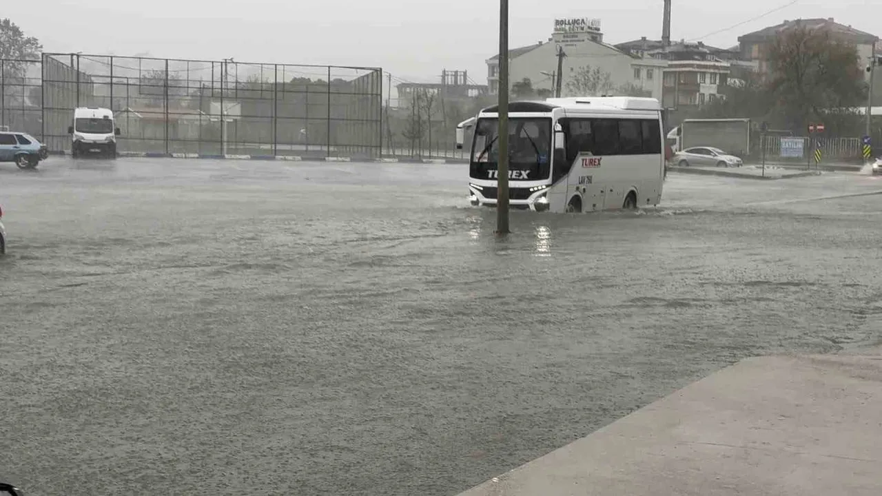 Arnavutköy'de dere taştı: Dolmuşta mahsur kalan yolcular kurtarıldı