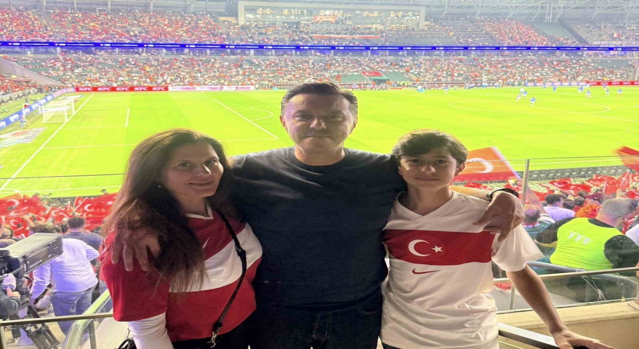Nebi Hatipoğlu ailesiyle birlikte milli maça tribünden katıldı