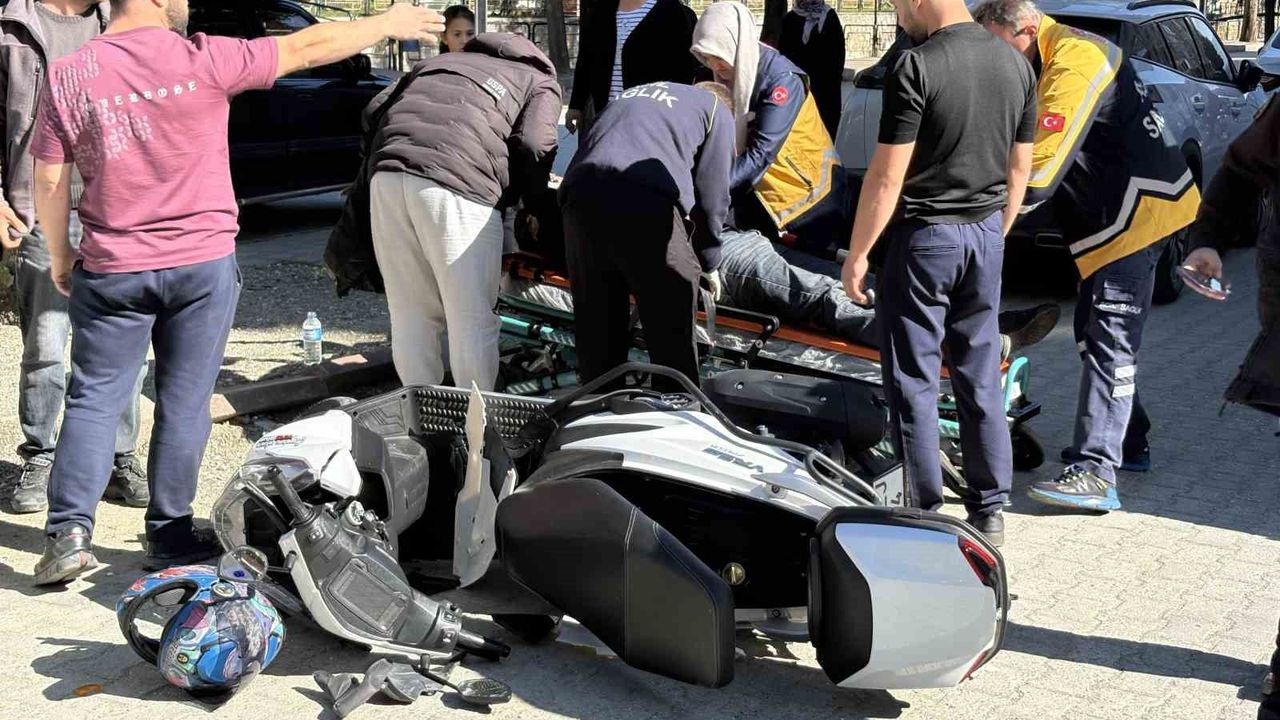 Kastamonu'da motosiklet otomobile çarptı: 1 yaralı