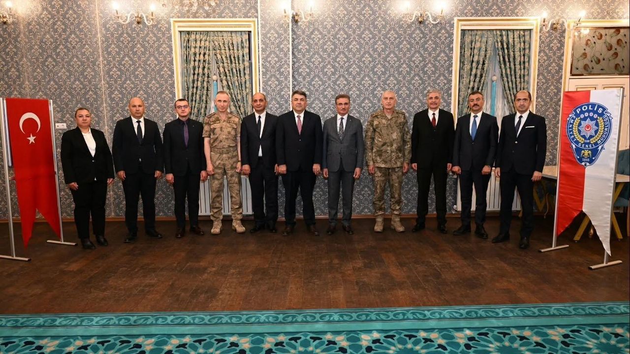 Erzurum'da emniyet mensupları için terfi ve veda programı düzenlendi