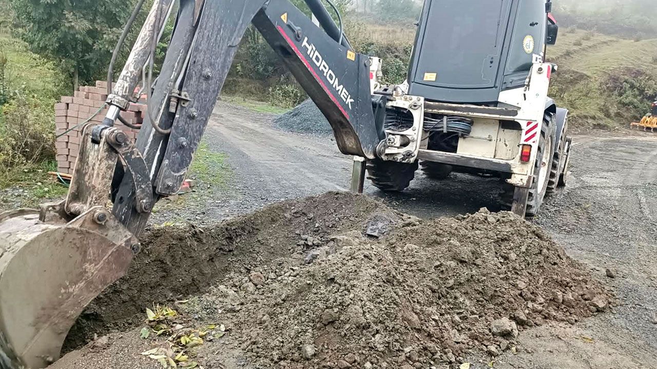 Düzce'nin Saçmalıpınar köyünde yol altyapısı koruge boruyla güçlendirildi