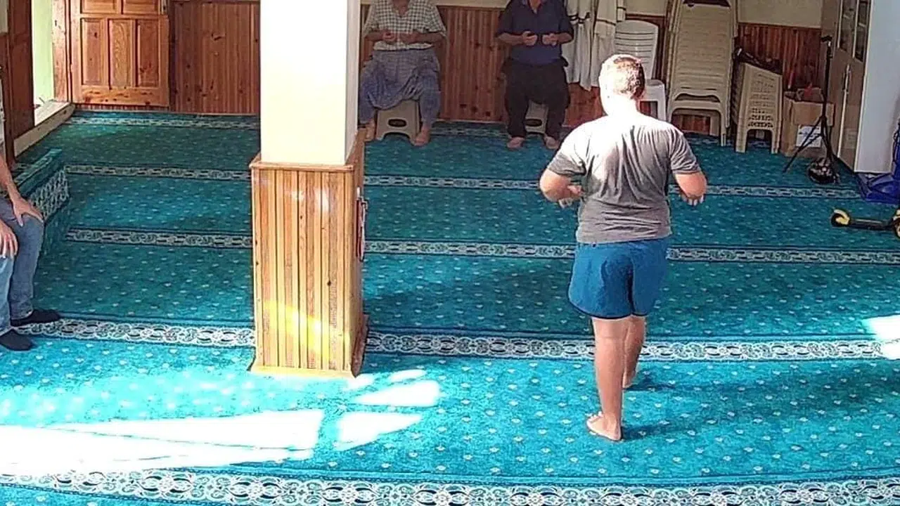 Adana'da imam, şortla camiye gelen çocuğa kendi cübbesini giydirdi