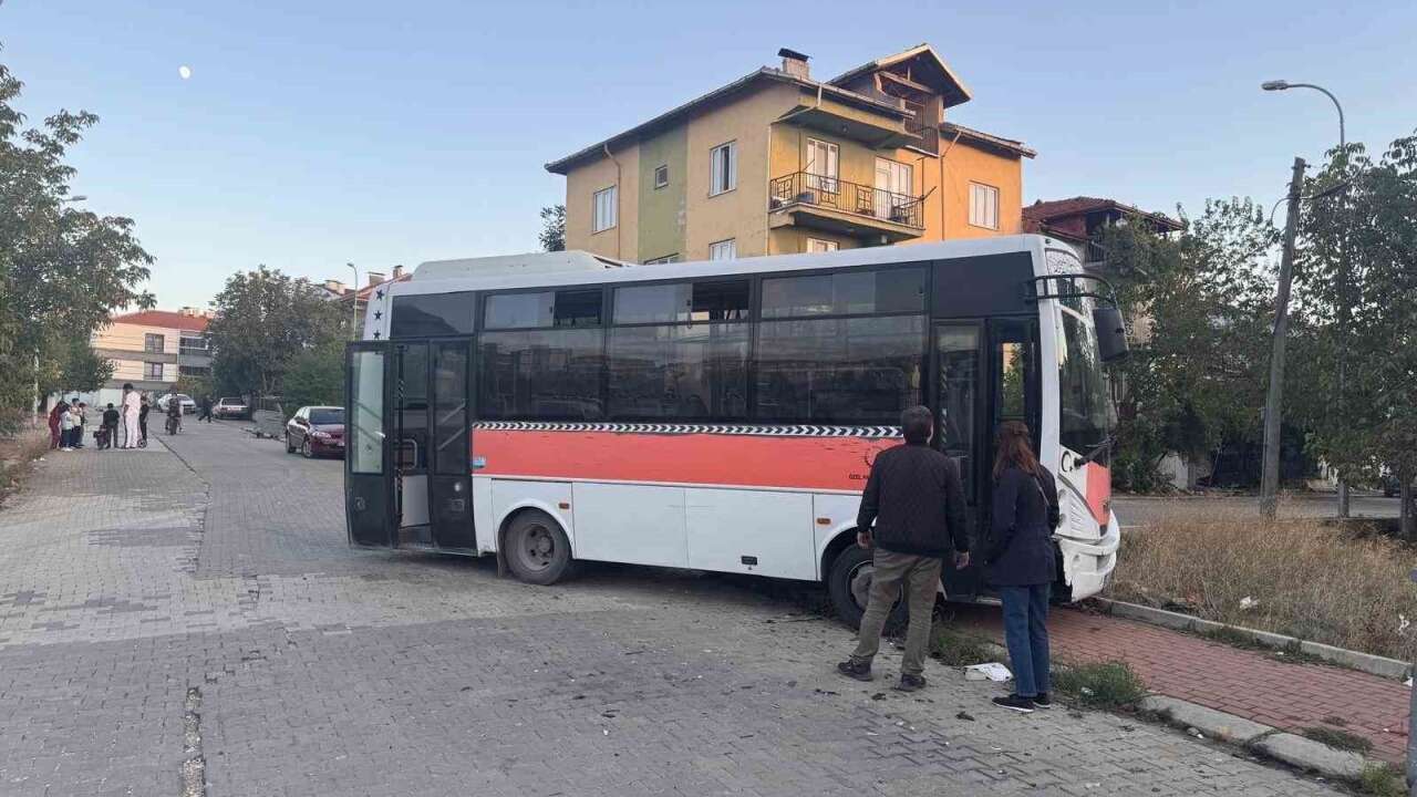 Uşak'ta midibüs ile otomobilin çarpışmasında 4'ü çocuk 7 kişi yaralandı