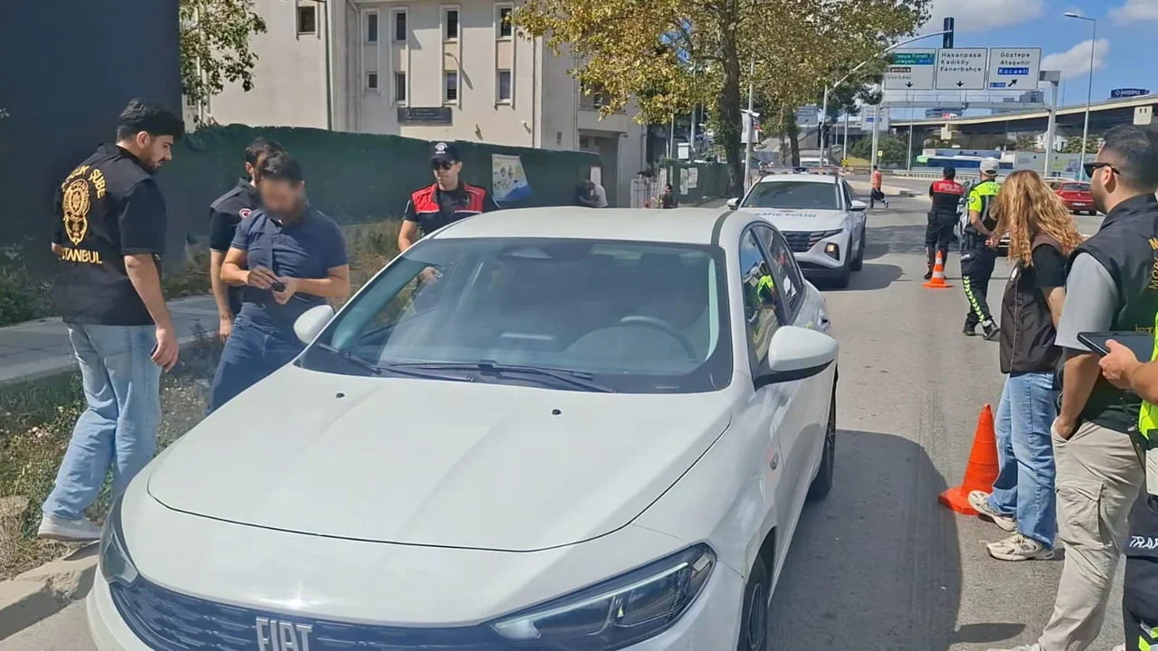 Kadıköy'de okul çevrelerinde polis ekiplerinden güvenlik denetimi