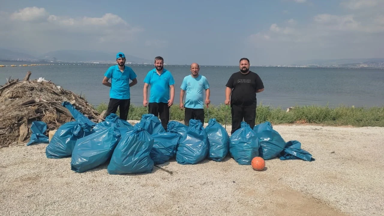 Kocaeli sahil şeritlerinde 10 ton atık toplandı