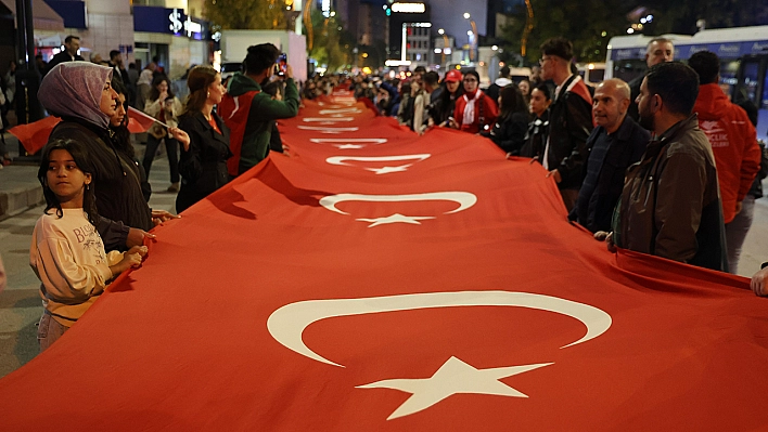 Elazığ'da Cumhuriyet Bayramı'nın 103. yılı kapsamında fener alayı düzenlendi