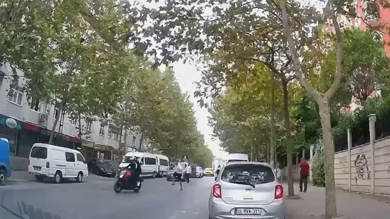 Esenyurt'ta işe giden genç kızın 100 bin TL değerindeki telefonu gasp edildi