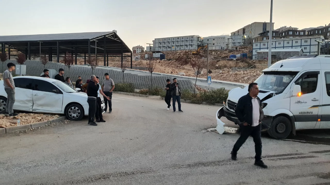 Adıyaman'da minibüs ve otomobilin çarpıştığı kazada 15 kişi yaralandı