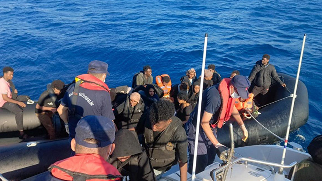 İzmir'de iki ayrı botta 44 düzensiz göçmen yakalandı